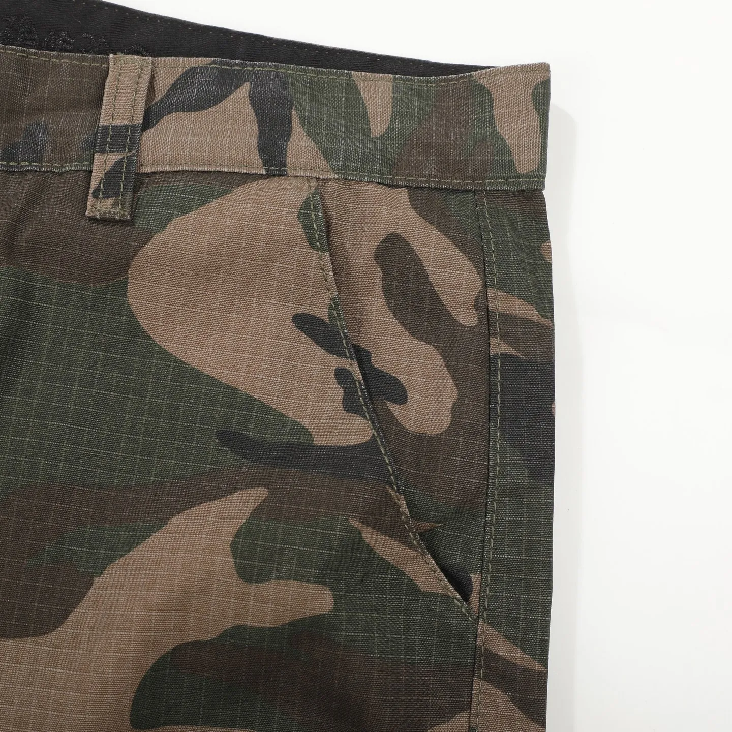 P280 Chrome HeartsCH camouflage logging pants straight-leg Sanskrit unisex overalls, W-level cabinet, patchwork cross pattern embellishment, high-waisted washed jeans! ! Absolutely high-end luxury products, 1.9W-level god-level single products, super popular products, built with top heavy industry, a magic weapon that cannot be missed. About Zangyin, this is an extremely luxurious fashion brand, which can also be called the aristocrats of the high street. It has always been an exclusive brand for some hipsters or the rich second generation. Compared with ordinary high streets, it is more luxurious and noble. Compared with luxury brands, it has a more fashionable personality and has always been a brand that I have a special liking for. Imported yarn is custom-woven into a high-density twill canvas, which ensures a crisp silhouette while also making the fabric very delicate to the touch. It follows the B01 classic silhouette, with a crisp and stylish upper body. The ready-made garments are stone-milled and fermented, so they can be matched with any style. Buttons and zippers are made of authentic YKK retro metal products. Double-layer canvas on the front knees has perfect details. All hardware is customized. Color: Camouflage Size: 28/30/32/34/36 Waist: 74/79/84/89/94 Sitting: 104/109/114/119 Pants length: 101/102/104/106/108
